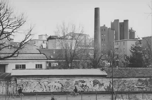 Via Jaures. Foto di Mario Ingrosso. I muri della tintoria Weiss